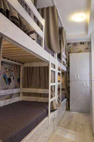 Хостелы Art house Hostel Каменец-Подольский Односпальная кровать в общем номере с 4 кроватями-10