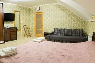 Хостелы Art house Hostel Каменец-Подольский Четырехместный номер эконом-класса с общей ванной комнатой-1