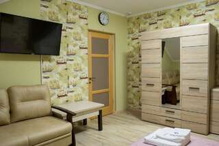 Хостелы Art house Hostel Каменец-Подольский Четырехместный номер эконом-класса с общей ванной комнатой-4