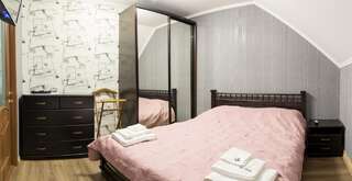 Хостелы Art house Hostel Каменец-Подольский Двухместный номер с 1 кроватью и общей ванной комнатой-2
